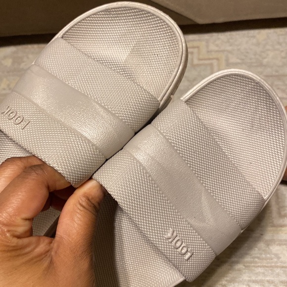 UNISEX GRAY COLOR SLIDES SHOES SIZE 44-45 280 is like US 10-10.5 - Picture 2 of 5